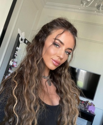 💋 Я знаю, что ты ищешь, и готова удовлетворить все твои сокровенные фантазии! 💦 Мы проведем вместе незабываемое время, испытав экстаз и удовлетворение наивысшего уровня. ✨ Я живу в Москве, и можем встретиться в комфортабельной обстановке или у тебя. 🏩 Мое фото гарантирует, что встретишь именно меня, а мои отзывы подтверждают мое профессиональное мастерство. 💯 Не упусти шанс окунуться в мир наслаждения со мной, и ты обязательно захочешь вернуться снова! 🔥 🍾 Мои услуги платные. Надежда